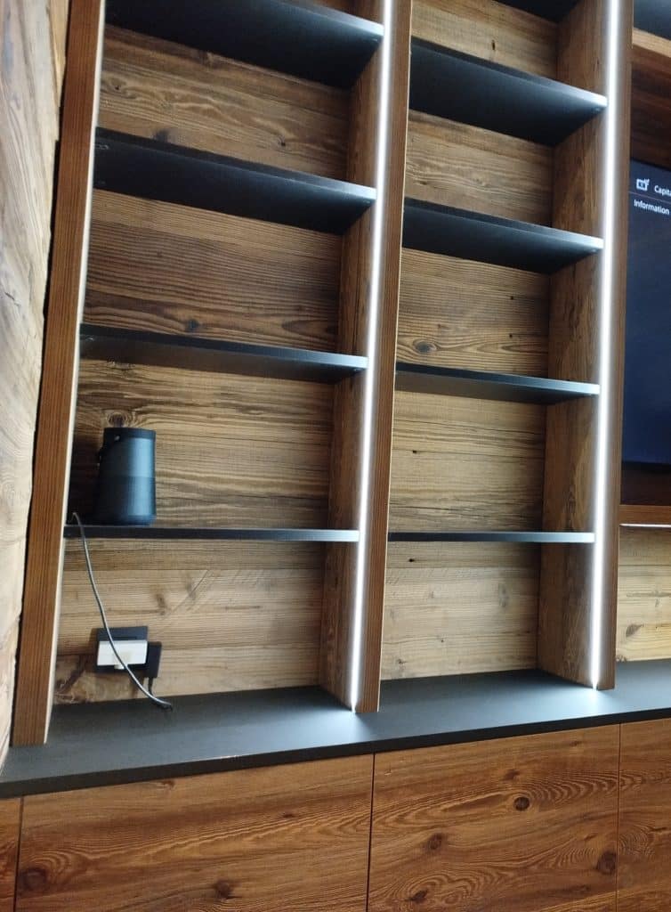 bibliothèque avec ruban led encastré. vieux bois et noir mat