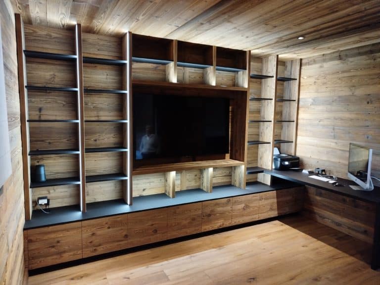 bibliothèque avec tv encastrée. Retour bureau à droite. Ensemble en vieux bois et noir mat