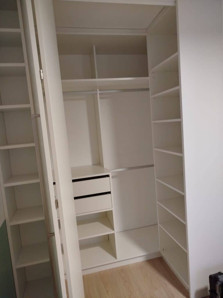Intérieur d'un placard blanc avec portes pliantes