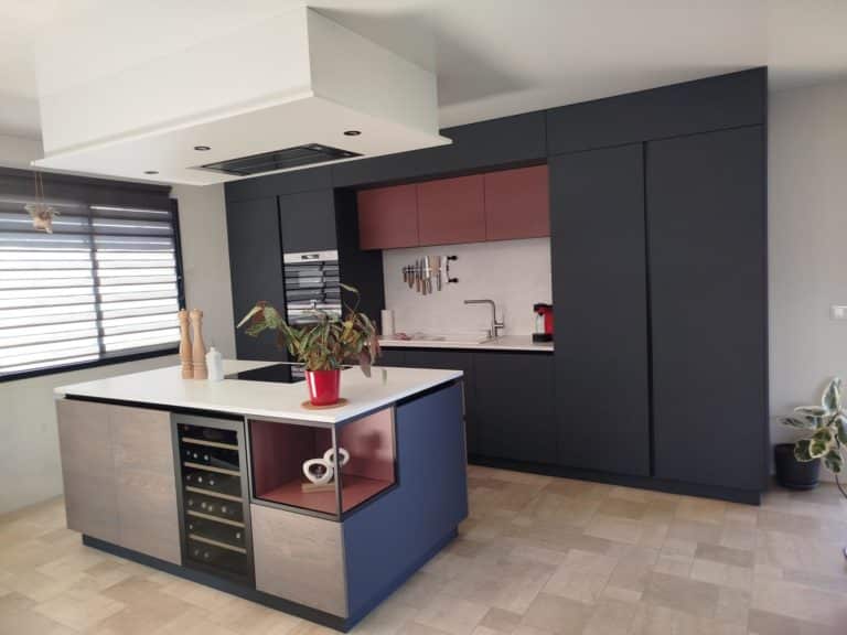 Grande cuisine contemporaine avec ilot central. Ensemble en gris anthracite mat, terracotta et chêne grisé