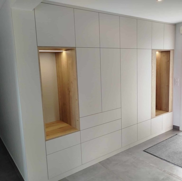 Meuble gris avec 2 niches bois pas de poignée visible