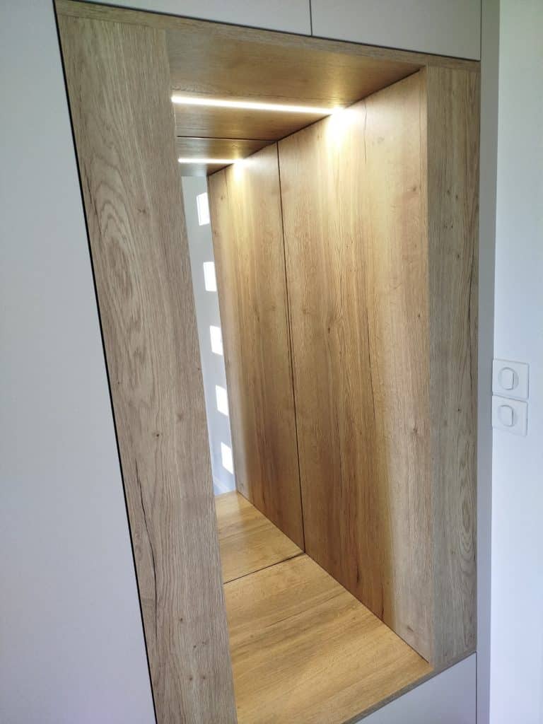 porte masquant un tableau électrique