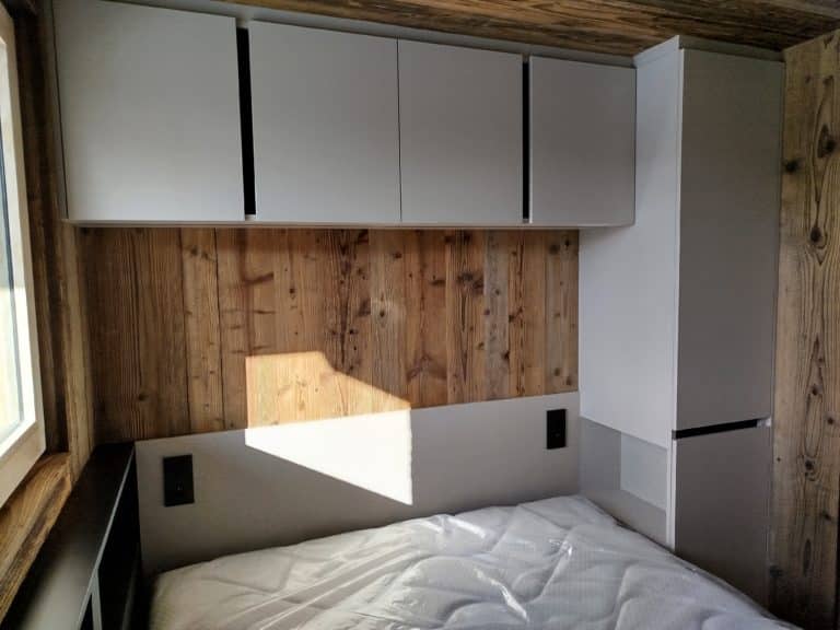Ensemble de mobilier sur mesure couleur gris dans une chambre en vieux bois