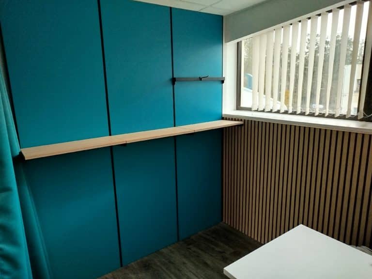 Présentoir mural sur mesure bleu turquoise et noir. étagères en chêne