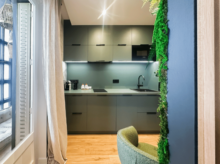 Cuisine verte avec mur végétal