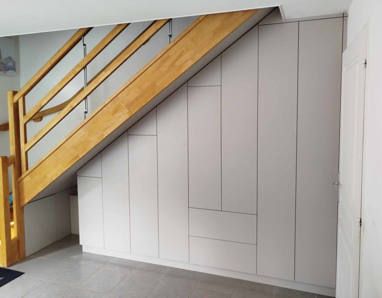 Meuble sur mesure sous escalier. Portes et tiroirs push-to-open. Ensemble couleur gris cachemire