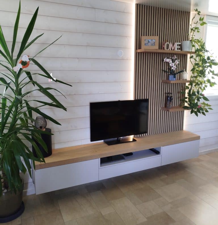 meuble tv suspendu avec panneau tasseau bois acoustique et bandeau led