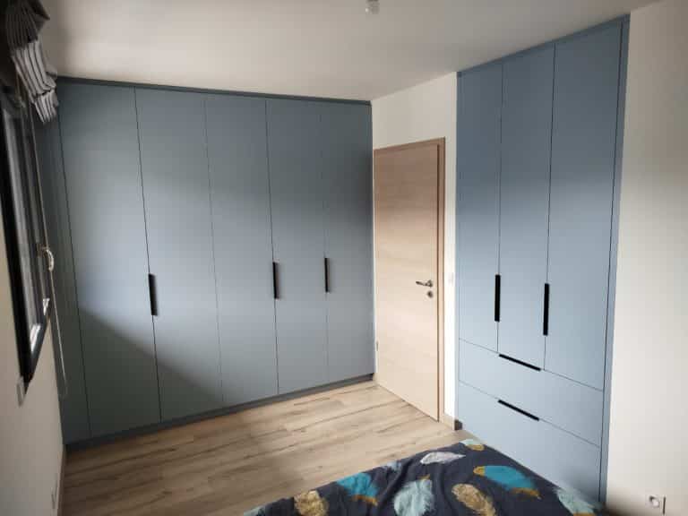 Placards intégrés dans une chambre