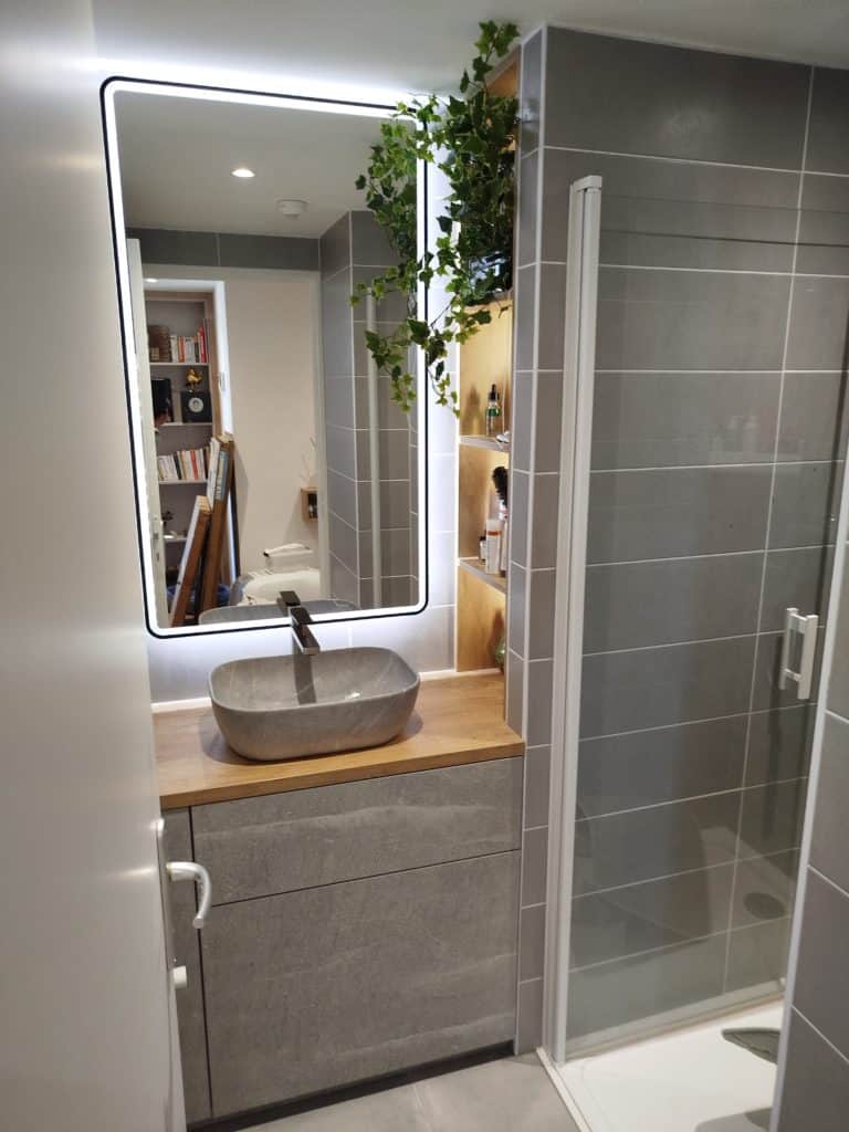 Meuble de salle de bain bois et béton avec vasque posée. miroir lumineux