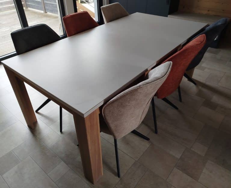 Table de salon avec 6 chaises en tissus